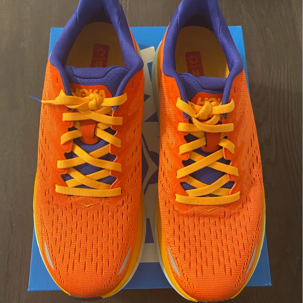 New in box Women’s 7 Hoka shoes.